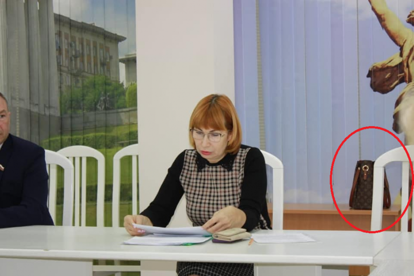 Руководителя волгоградской соцзащиты заметили на совещании с сумкой за 160 тысяч рублей