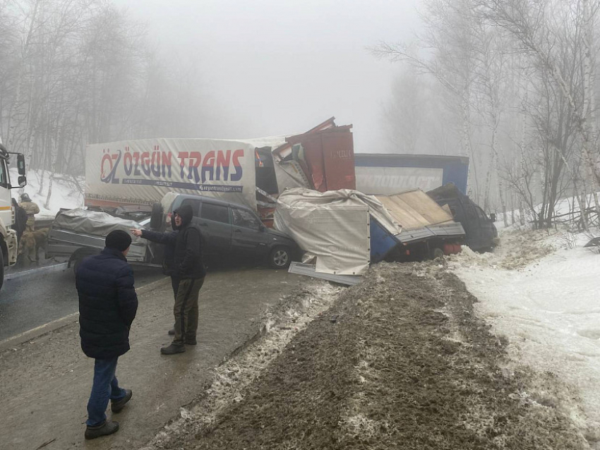 Волгоградцы пострадали в месиве из 15 машин на трассе в Саратовской  области