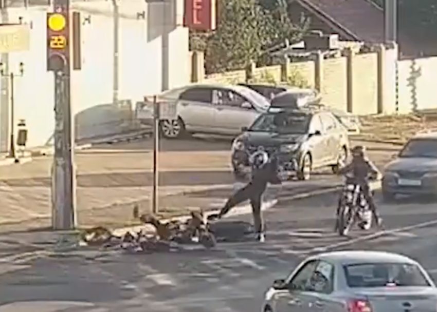 Байкеры насмешили нелепым ДТП в Волгограде: видео