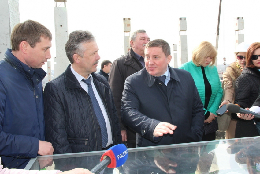 Губернатор Андрей Бочаров высоко оценил строящуюся в микрорайоне «Долина» школу