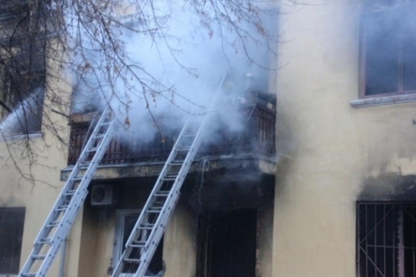 На юге Волгограда из-за горящего электропровода эвакуировали 20 человек