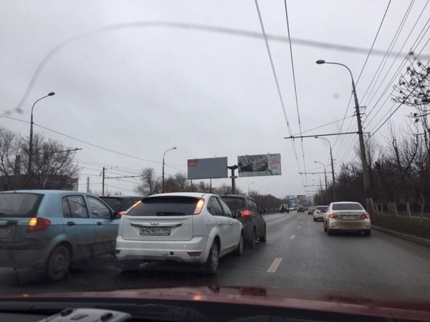 ДТП с четырьмя машинами парализовало движение на севере Волгограда 