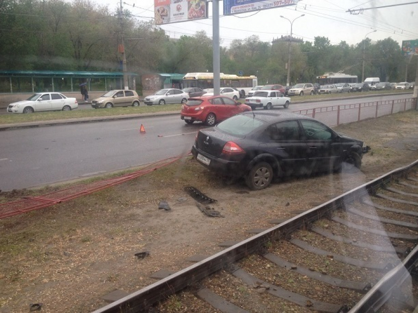 Renault пробила ограждение и вылетела с дороги на севере Волгограда
