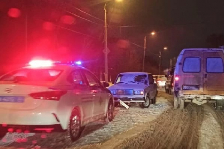 В Волгограде медики не спасли сбитого двумя машинами пешехода