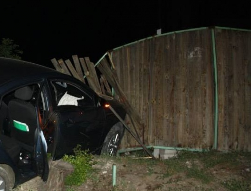 Водитель на Kia насмерть сбил пешехода во Фролово и протаранил забор дома