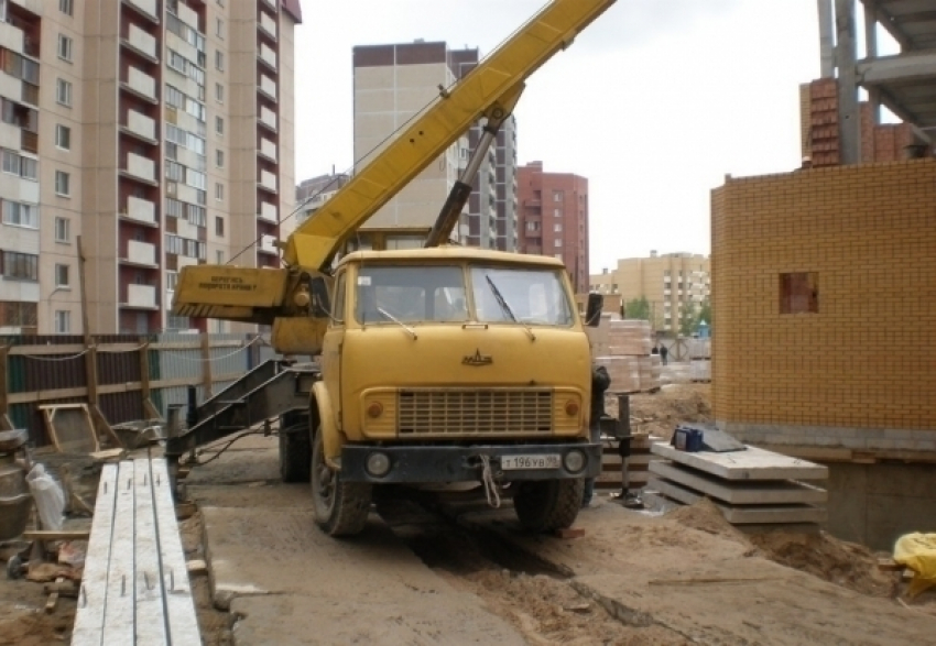 В Волгограде угнали строительный кран за 3,5 миллиона и легковушку