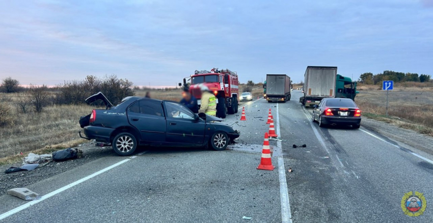 Два человека погибли в сплющенной «КамАЗом» иномарке под Волгоградом 