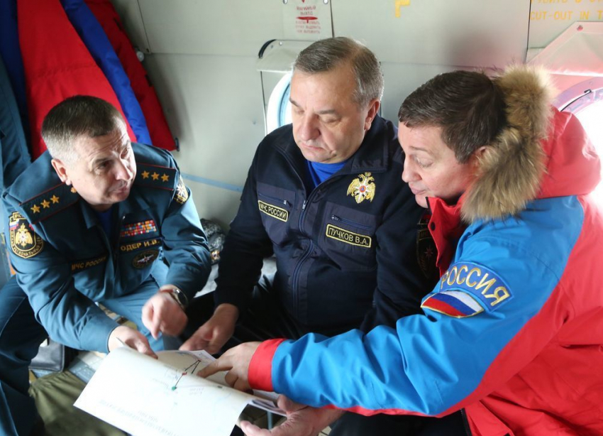 Министр МЧС на лодке поплыл к жителям затопленного села в Волгоградской области