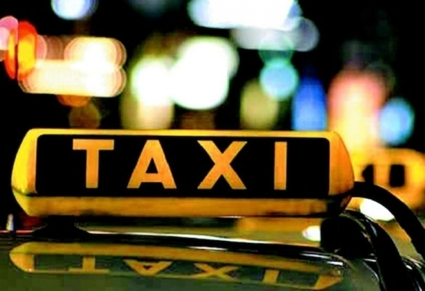 В Волжском таксист украл у пассажира смартфон