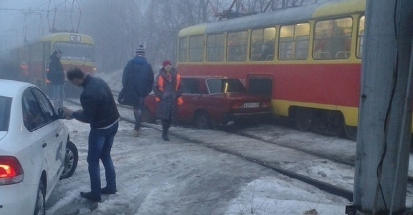 На севере Волгограда «ВАЗ 2107» влетела в трамвай с пассажирами 