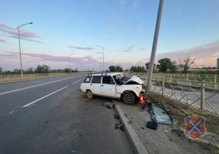 ВАЗ «четырка» влетел в столб и сложился гармошкой - фото с места 