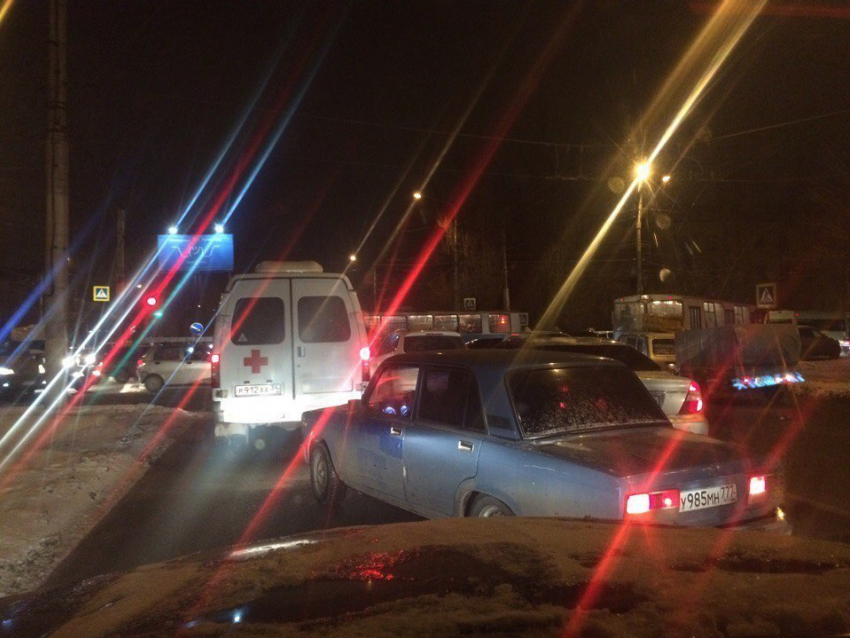 Волгоградские водители застряли в многокилометровых пробках из-за аварий