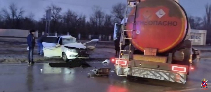 Перед новым годом в столкновении грузовика с «Ладой» в Волгограде погиб мужчина и пострадал подросток