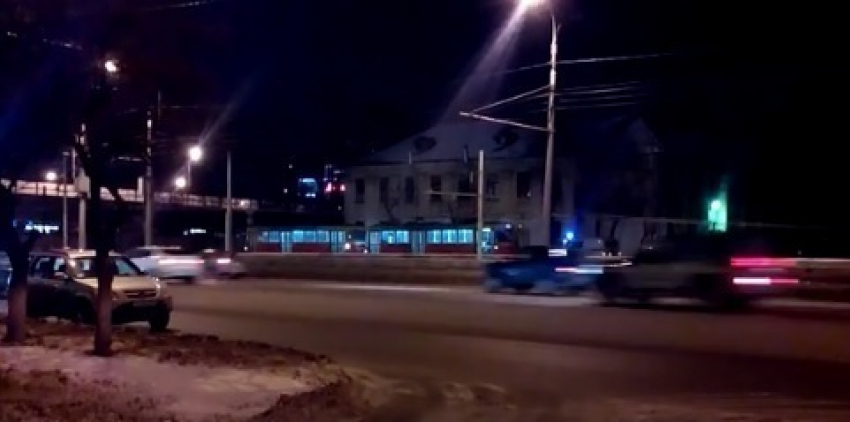 Полицейские проверяют трамвай из-за подозрительного свертка в Волгограде
