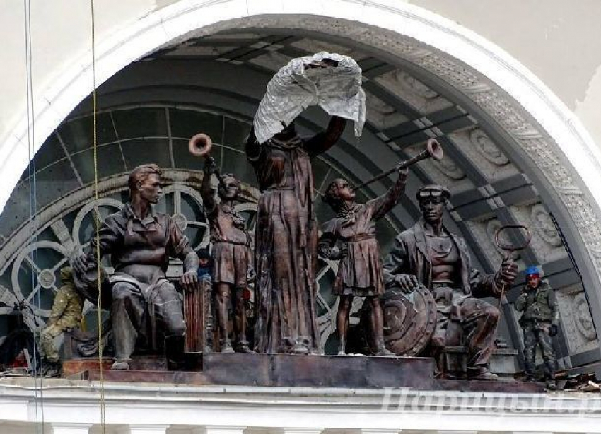 В Волгограде четыре года ремонтировали скульптуру «Апофеоз труда» и все-таки отлили новую