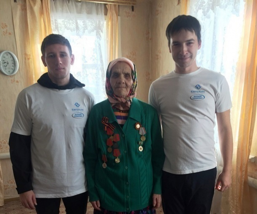 Молодежь «ЕвроХим-ВолгаКалия» навещает ветеранов Сталинграда