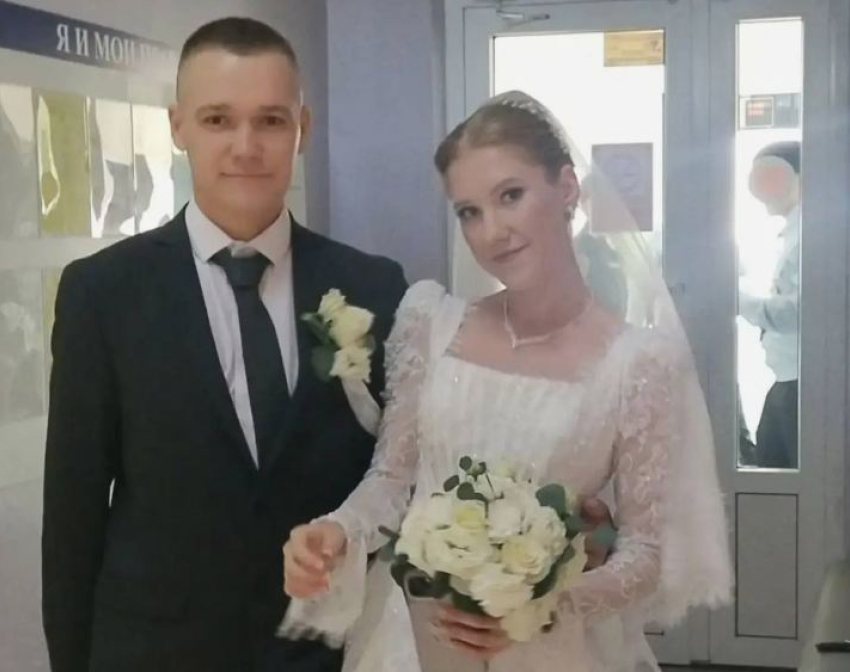 В свадебных нарядах перед походом в ЗАГС пришли голосовать волгоградцы
