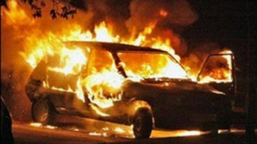 В Волгограде сгорели 2 припаркованные по соседству иномарки