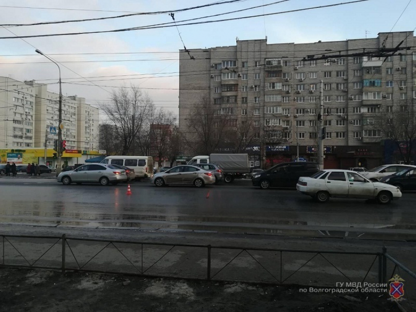 17-летний подросток пешком протаранил ВАЗ и попал в больницу на севере Волгограда 