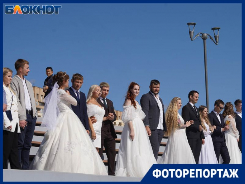 Волгоградские невесты удивили черными туфлями и готовностью пожертвовать здоровьем ради красоты