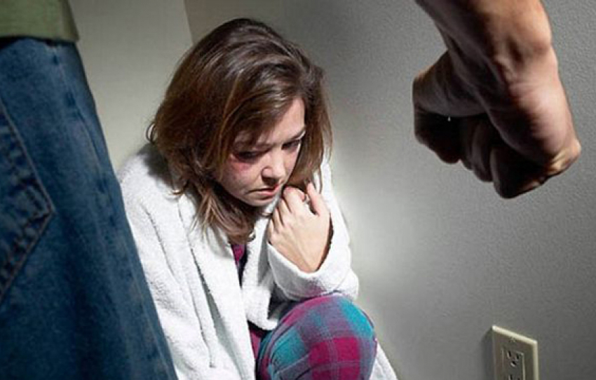 Под Волгоградом мужчина избивал дочь металлическим кнутом и черенком лопаты