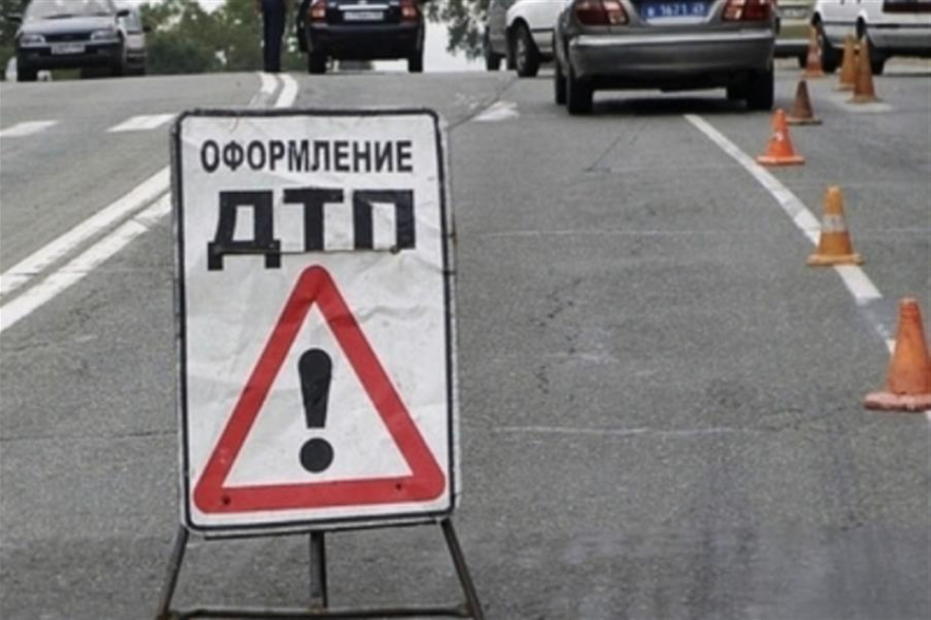  В Волгограде в тройном ДТП из-за таксиста пострадали 5 человек