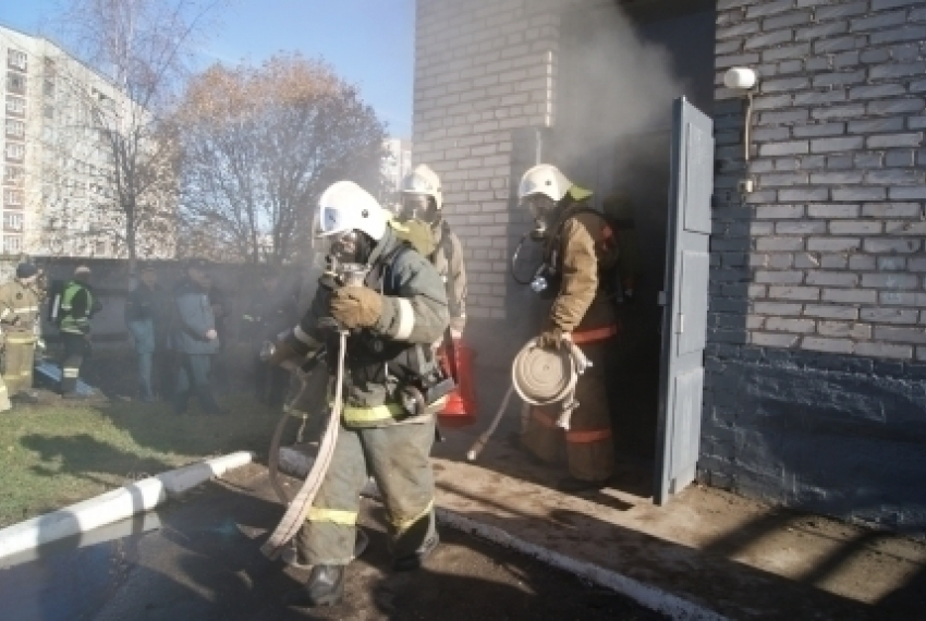 В Волгограде неизвестные подожгли лестничную клетку девятиэтажки