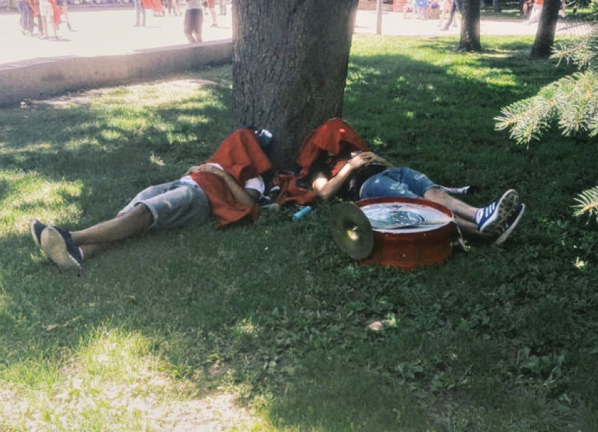 Уснувшие на набережной после диких плясок тунисцы попали на видео в Волгограде