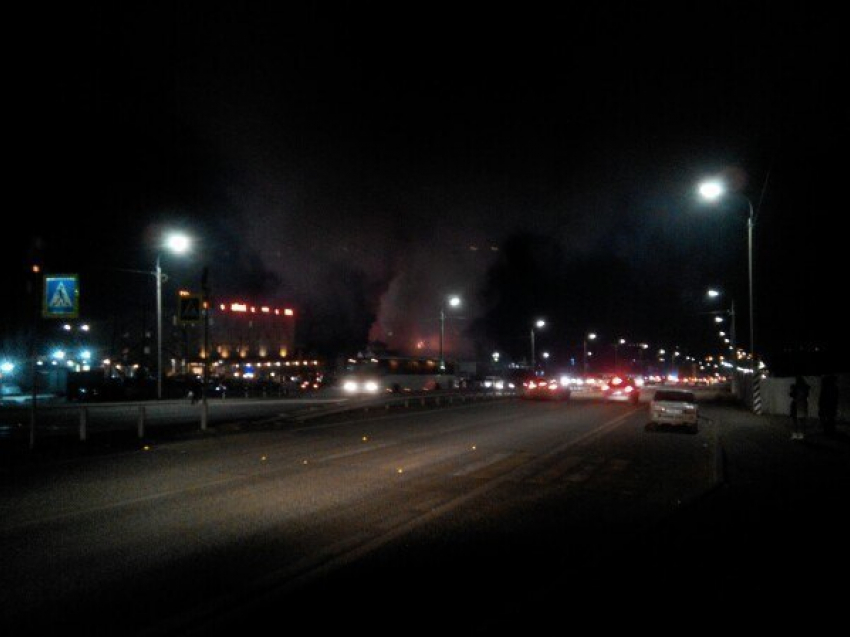 Под Волгоградом горит кафе «Караван»: эвакуировано 30 человек