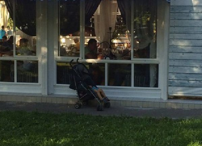 Ради пива и кальяна волгоградцы бросили своего малыша совсем одного в коляске у кафе