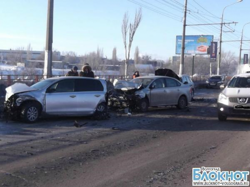 В Волгограде водитель иномарки спровоцировал крупную аварию и скрылся с места ДТП