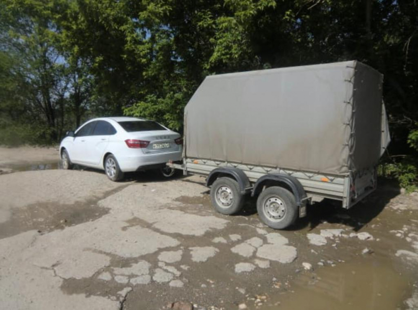 Трупы 16-летней девушки и 31-летнего мужчины найдены в автомобиле рядом с торговой базой в Волгограде