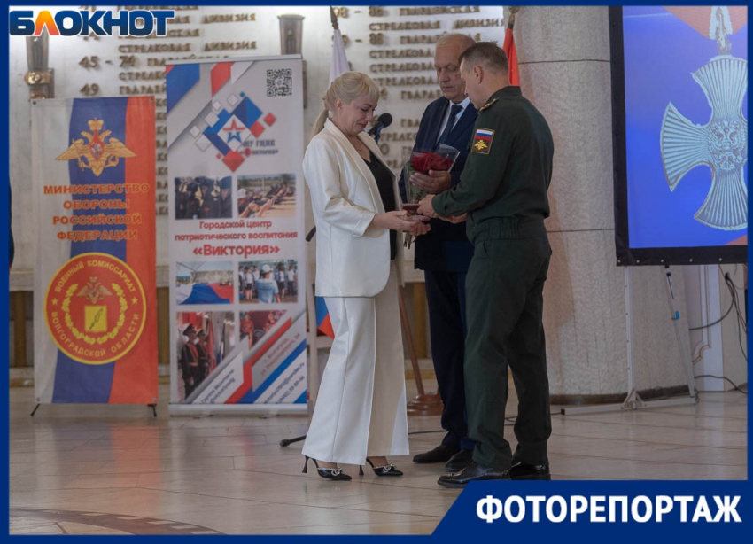 Вдовам участников СВО в Волгограде передали награды погибших супругов