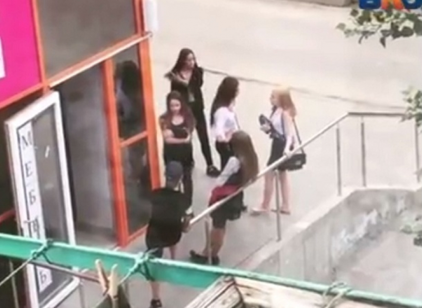 Разборки выпускниц после последнего звонка в Волгограде попали на видео 
