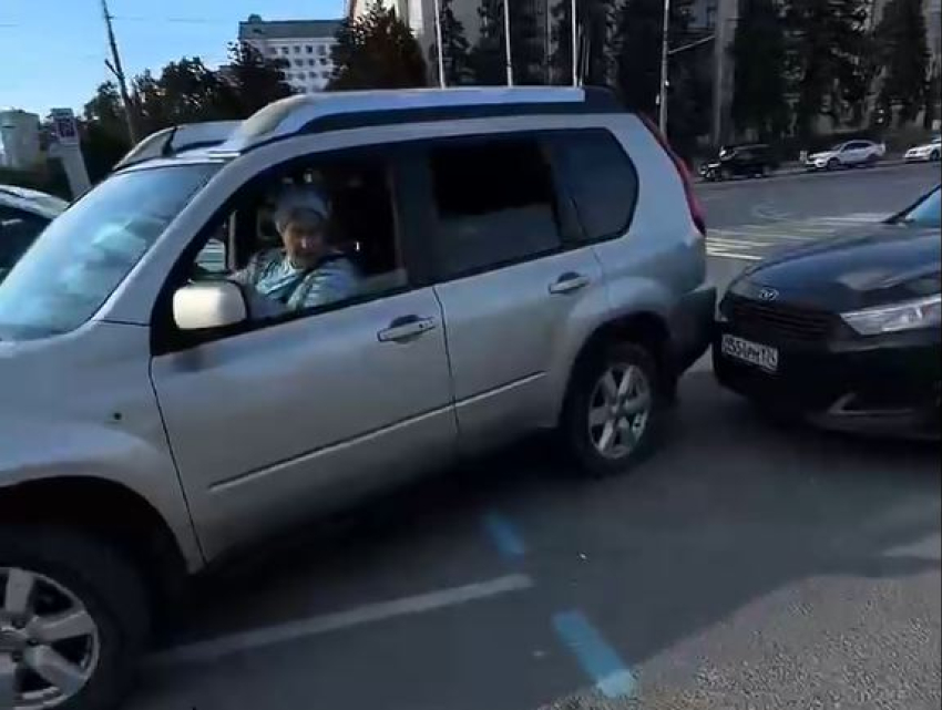 «Гений вождения» устроила треш на волгоградской парковке и стала звездой соцсетей