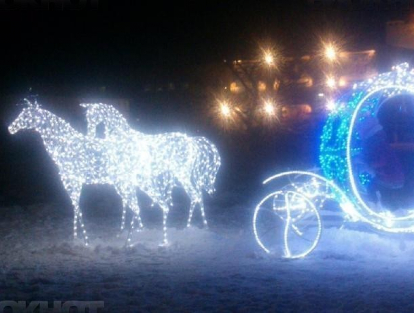 Жителям Волжского не разрешили фотографироваться в светодиодной карете