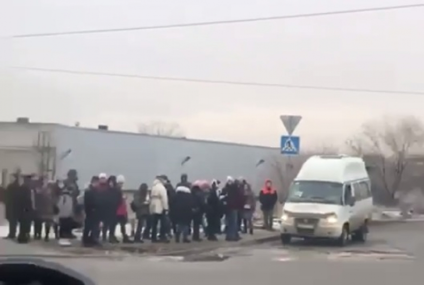 Гигантскую очередь на маршрутку сняли на видео в ЖК «Комарово» в Волгограде