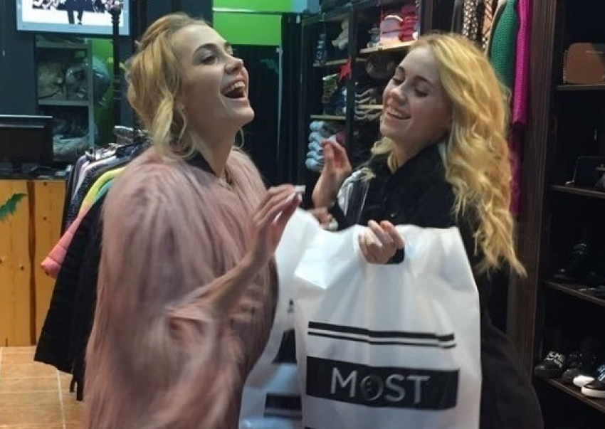 Две блондинки в Волгограде пытались уйти из магазина в пуховике, не расплатившись