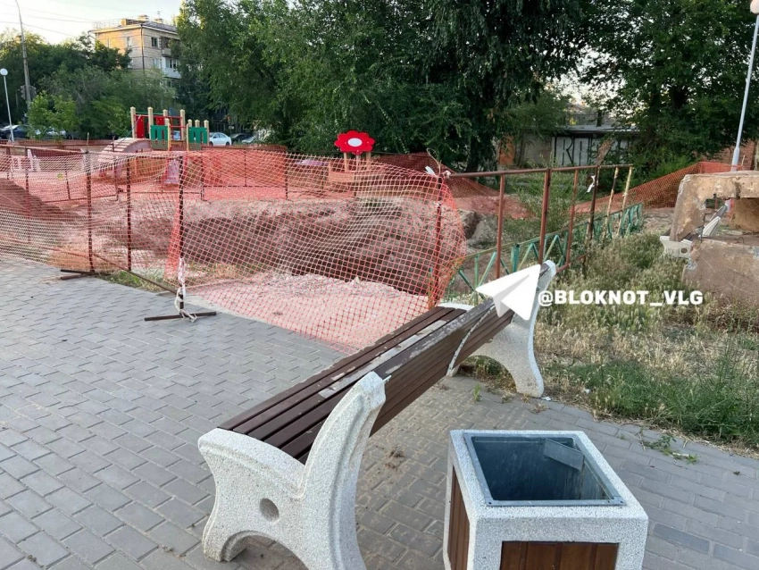 Детская площадка на обрыве раскопок напугала волгоградцев 