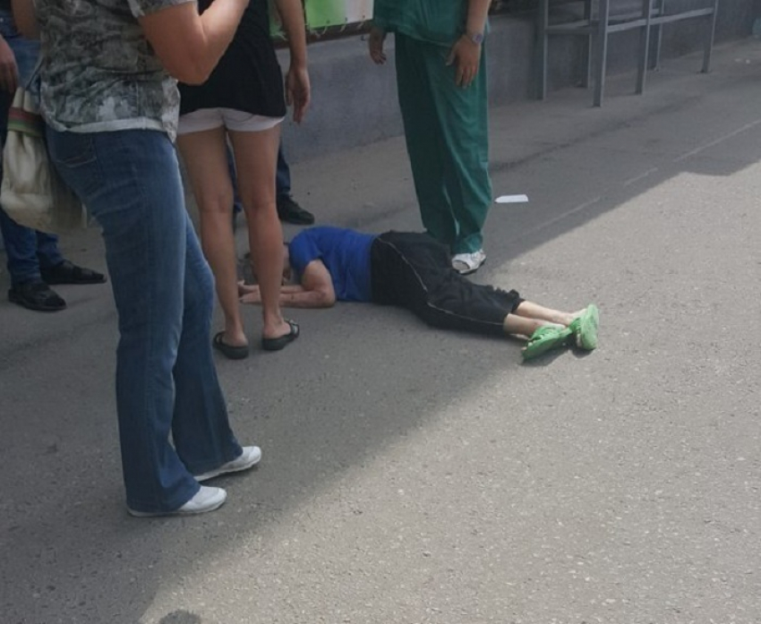 В Волгограде с козырька магазина упала пожилая женщина