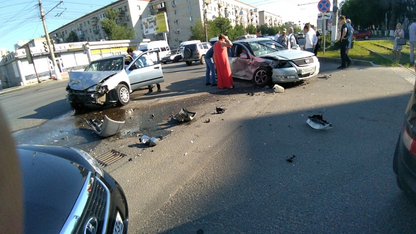 Жуткая авария произошла рано утром на 7-ой Гвардейской в Волгограде