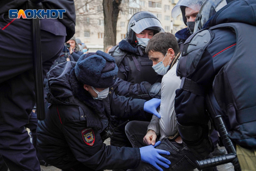 Несанкционированный митинг в поддержку Навального в центре Волгограда в объективе фотографа