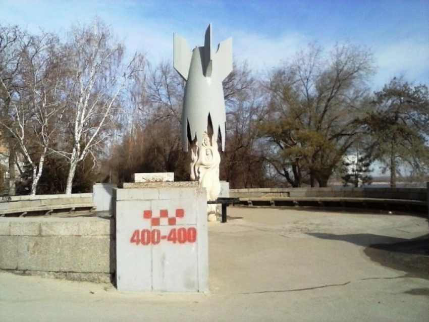 В Волгограде памятники уродуют рекламой такси