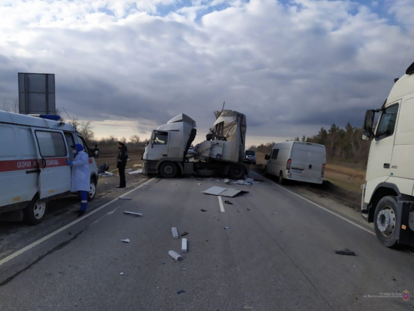 Два человека погибли в тройном ДТП в Волгоградской области с грузовиками из Дагестана 