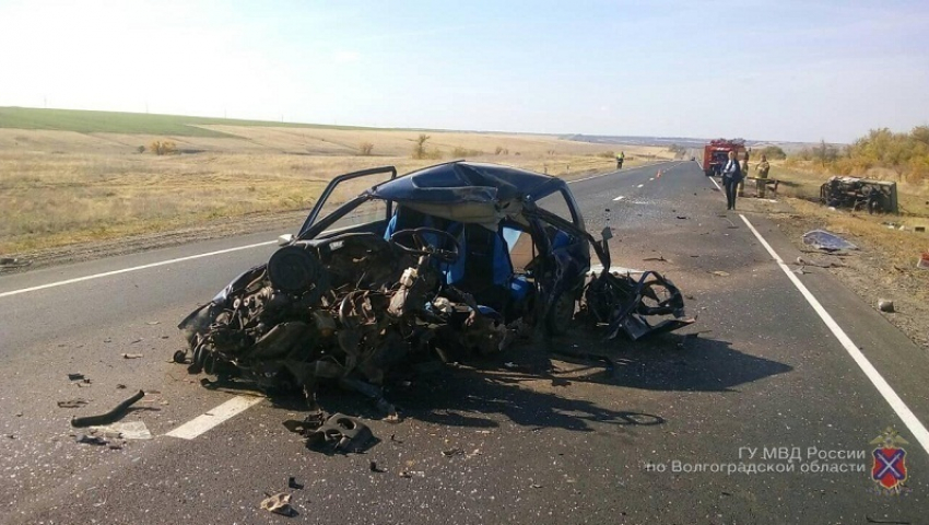 УАЗ вспыхнул на трассе под Волгоградом после тройного ДТП: трое пострадали 