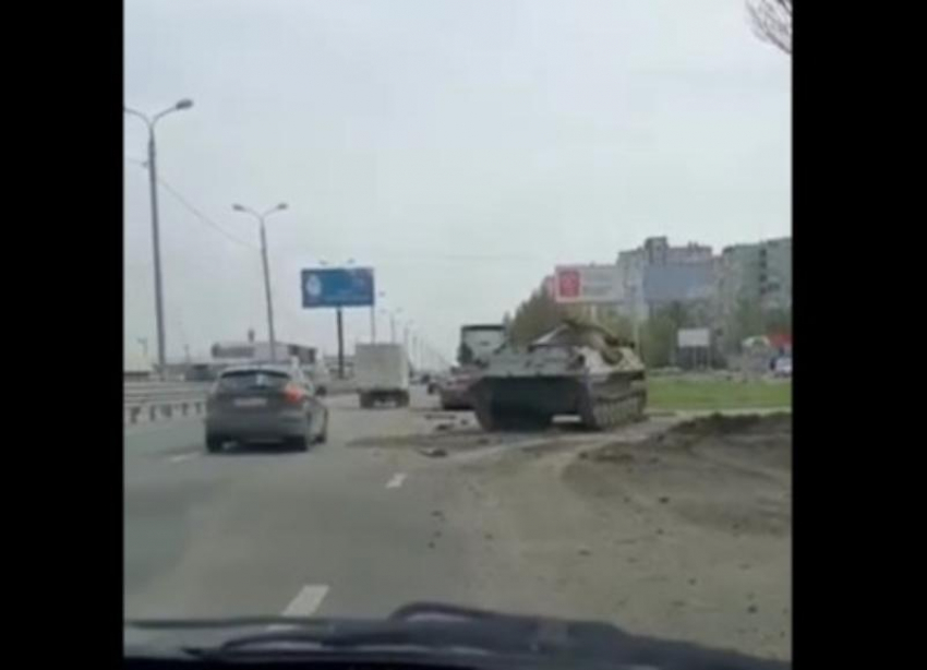 Танк рухнул на дорогу на Третьей продольной в Волгограде: очевидцы сняли видео
