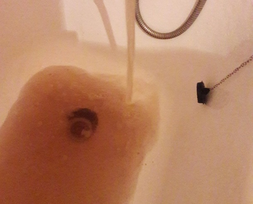 Жители севера Волгограда возмущены ржавой водой из кранов