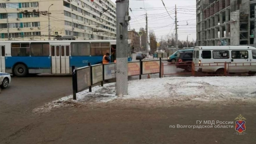 Пассажирка троллейбуса пострадала в ДТП с маршруткой в центре Волгограда 