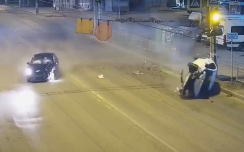 LADA перевернулась, пострадали двое: видео ночного ДТП в Волгограде