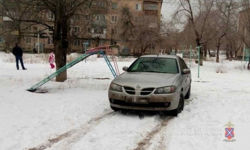 На юге Волгограда Nissan сбил на детской площадке девочку